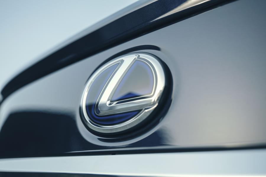 Логотип Lexus ES300h with Digital Door Monitors 2020 года  (UK) (фото 30 из 40)